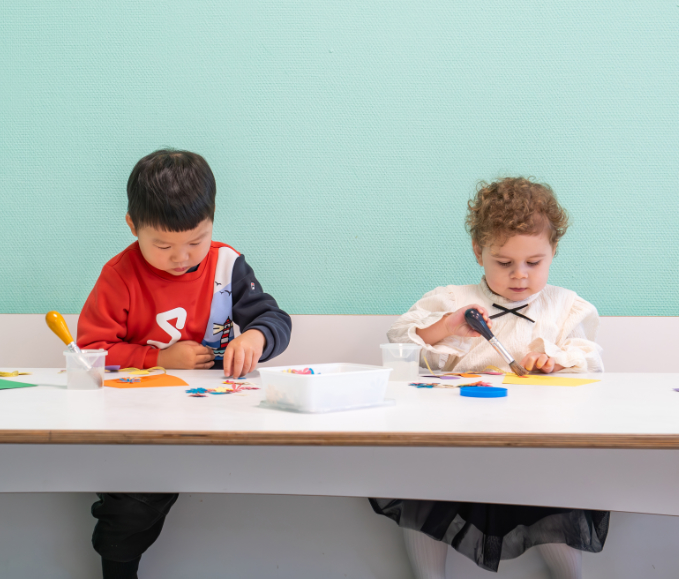 Kinderen-creatief-op-tafel