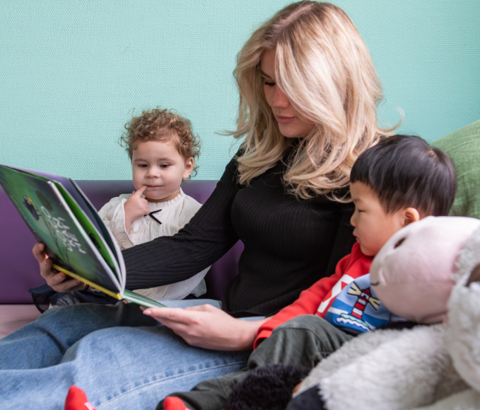 Voorlezen-kinderen-op-bank