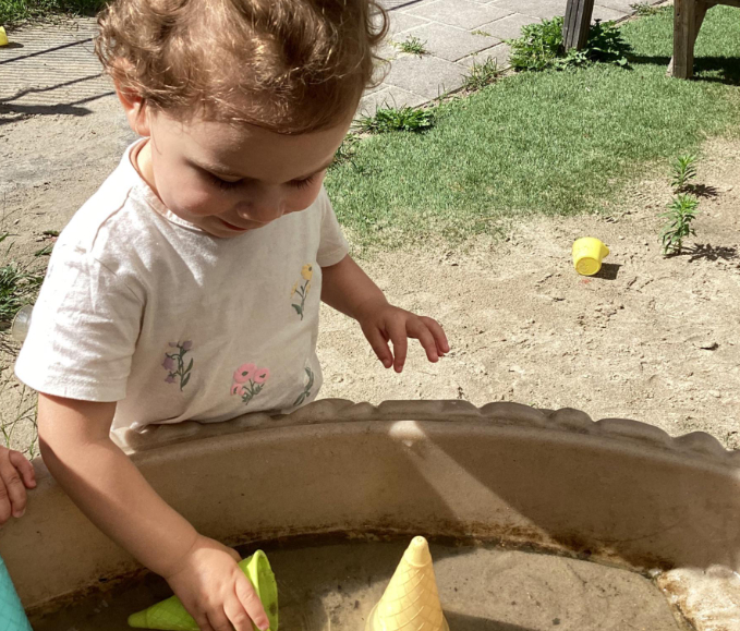 Kind-spelend-in-zandbak